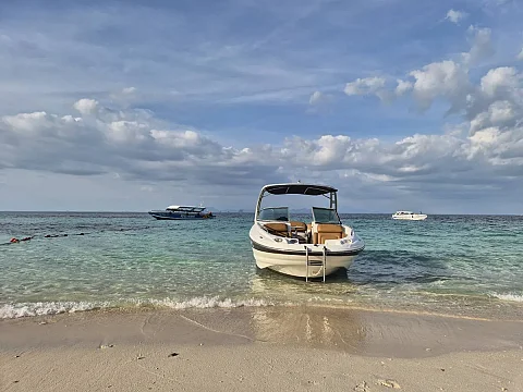  Clyde | 26ft Crownline | Charter Yacht in Phuket